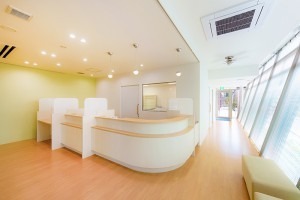 博多の森　おひさま薬局の写真4枚目：大きな窓からは光が良く入り、開放的な空間です