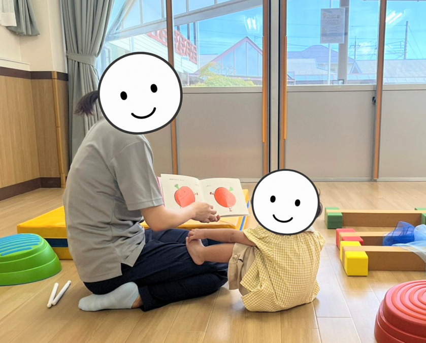 児童発達支援 若草BASE(児童指導員/指導員の求人)の写真2枚目:1時間、主に個別療育を行い、一人ひとり丁寧に関わっています。
