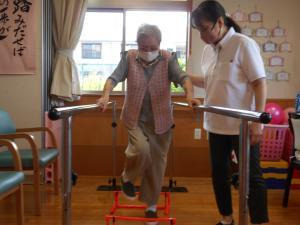 小倉南ケアセンター和が家（理学療法士の求人）の写真2枚目：利用者によっては、歩行状態を確認しながら、個別機能訓練も実施します。