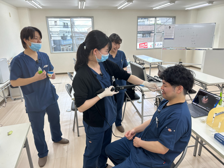 医療法人社団敬友会　小机歯科医院（歯科医師の求人）の写真16枚目：嚥下内視鏡の練習です