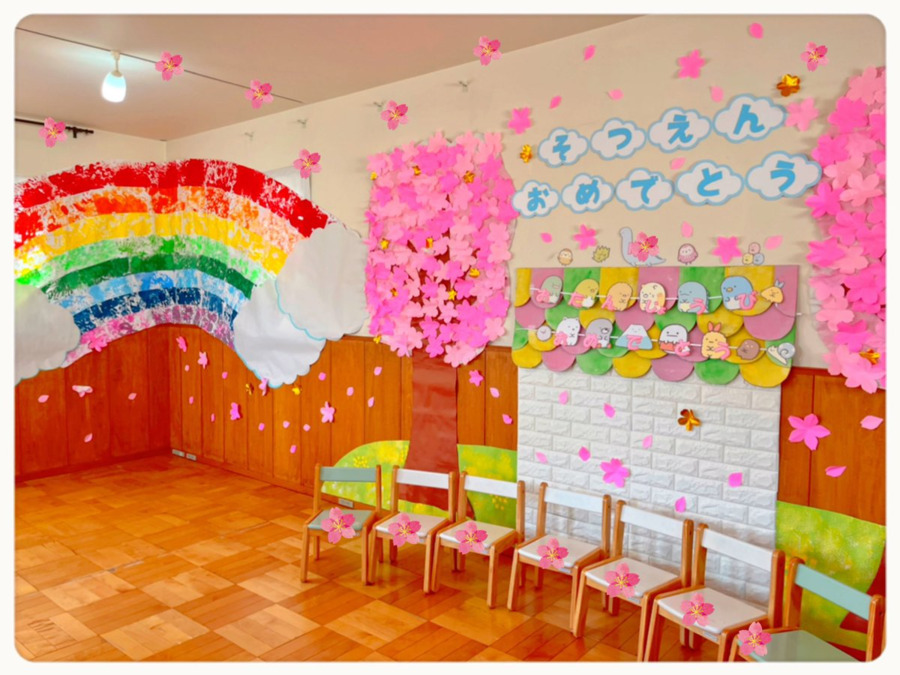 もうひとつのおうち八雲の写真16枚目：卒園式。お子さまたちが作った虹と桜の木がとても綺麗でした。