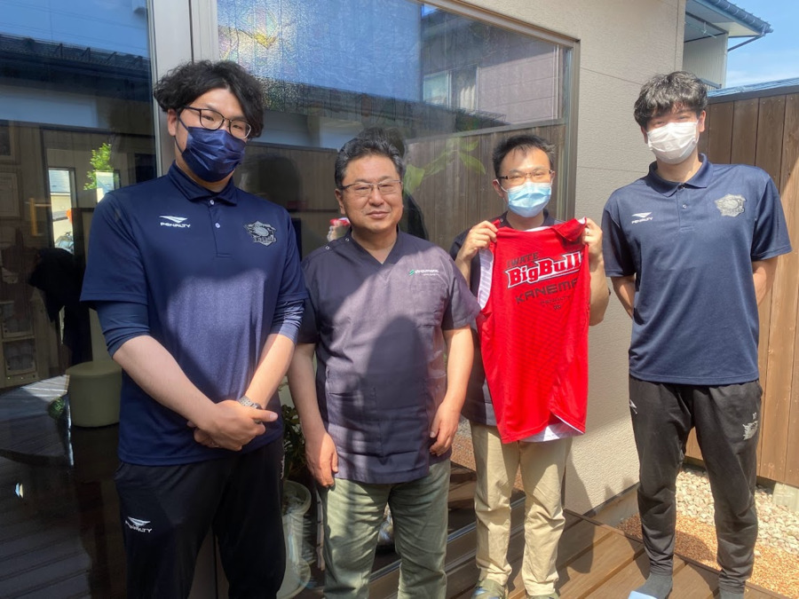 医療法人翔陽会　北上インプラントデンタルオフィス（歯科衛生士の求人）の写真8枚目：岩手ビッグブルズの選手さんたちです。当院も地域の団体と交流を重ねています。