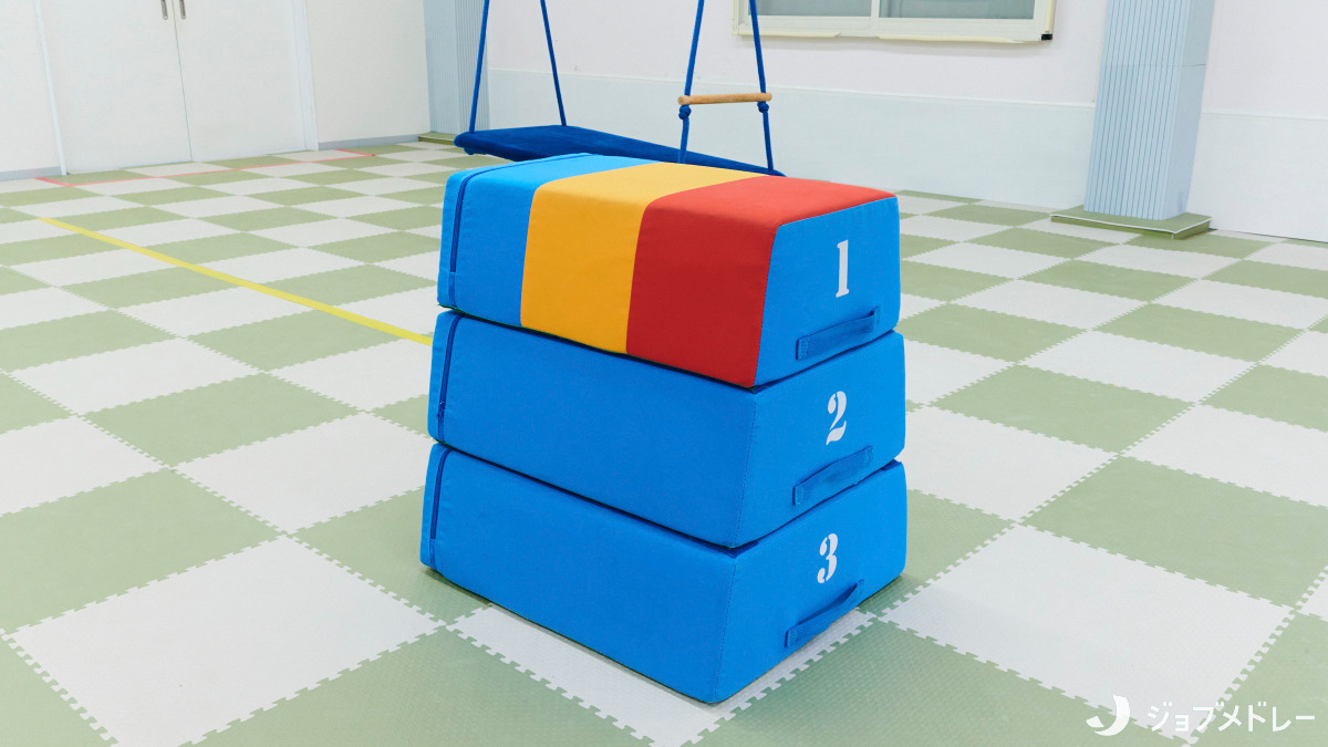 運動発達支援スタジオ笑みりぃ~東住吉(保育士の求人)の写真7枚目:段の調節ができる跳び箱です