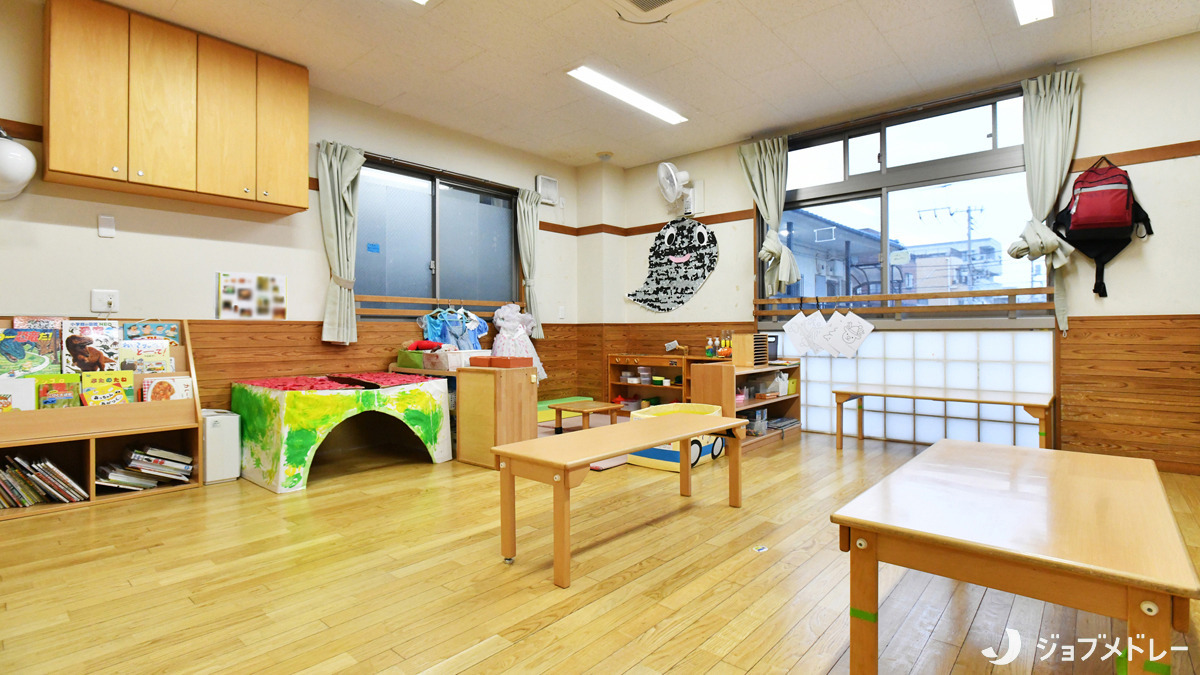 たんぽぽ保育園（看護師/准看護師の求人）の写真3枚目：保育室の内装や備品は木など自然素材を生かした作りです
