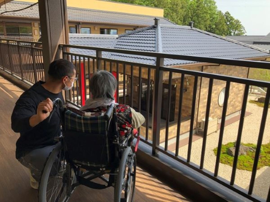 特別養護老人ホーム月のあかり（看護師/准看護師の求人）の写真2枚目：外廊下の散歩