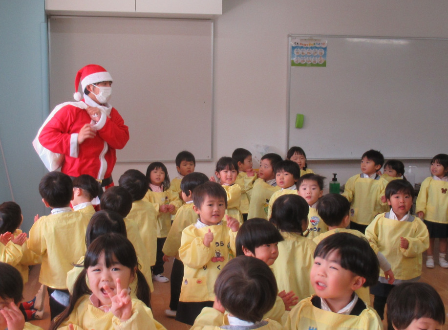 たつみ幼稚園（幼稚園教諭の求人）の写真8枚目：サンタさんが来たよ