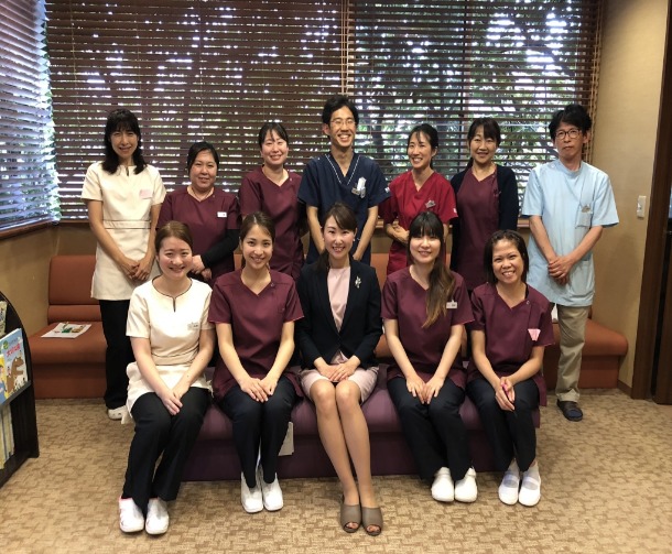冨歯科医院(歯科技工士の求人)の写真:接遇マナーの先生と一緒に。