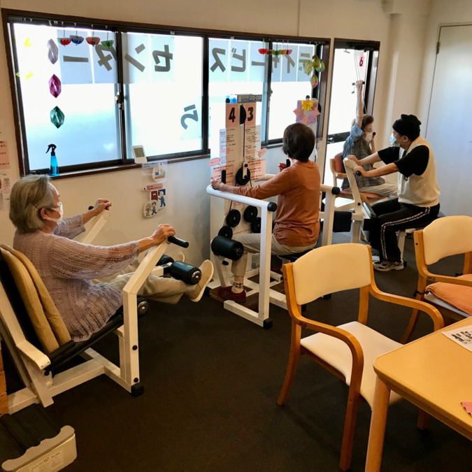 デイサービスセンターななら（介護職/ヘルパーの求人）の写真2枚目：マシントレーニングの様子