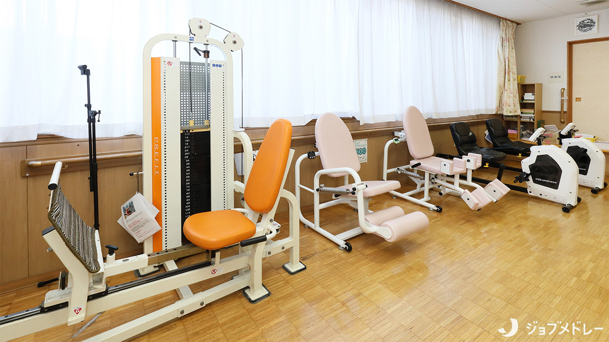 通所介護施設　ほのぼの園 デイサービスセンター（介護職/ヘルパーの求人）の写真14枚目：リハビリ室では、一人ひとりに合った個別機能訓練メニューを提供しています
