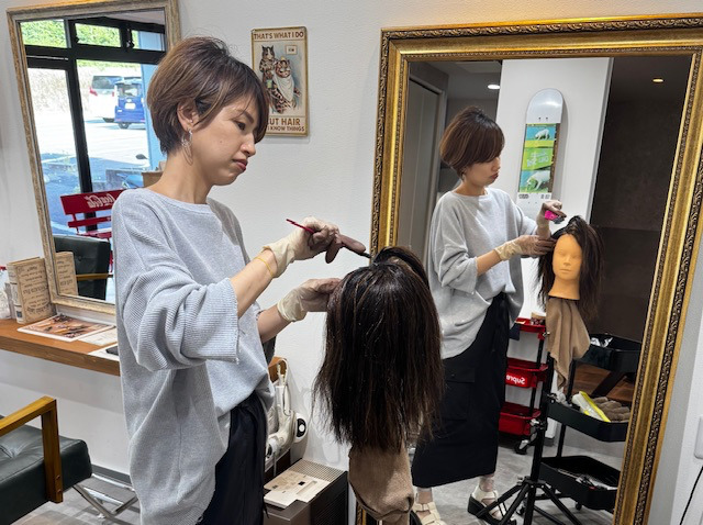 Hair&cafe Chill…（美容師の求人）の写真3枚目：営業中空いてる時間にレッスンしてます！時間外に残ったりは基本ありません！