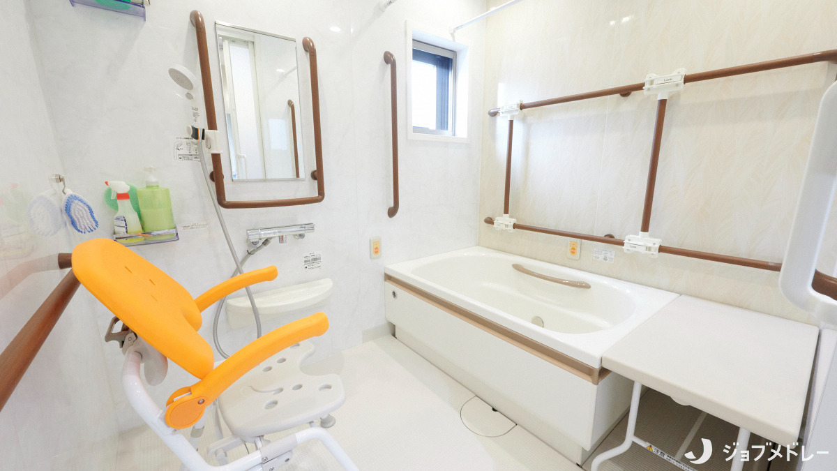 グループホーム  グランオアシス帝塚山（介護職/ヘルパーの求人）の写真9枚目：手すりを配置した安全性の高い浴室です