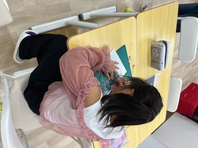 あうる【2025年08月01日オープン】(児童指導員/指導員の求人)の写真6枚目:切り絵で集中力を向上