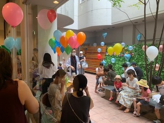 介護老人保健施設プリムローズ（介護職/ヘルパーの求人）の写真4枚目：夏祭りには近隣の皆様が大勢訪れます