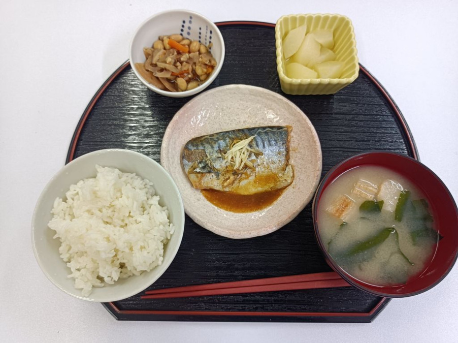 デイサービス暖団　西大路（調理師/調理スタッフの求人）の写真3枚目：調理済みのお食事を加熱、準備、盛り付け等の業務となります。
