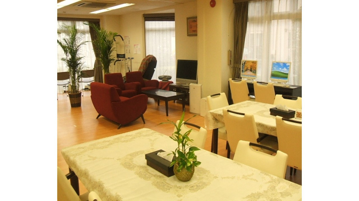 セントケア国立デイサービスセンター（生活相談員の求人）の写真3枚目：お客様がお過ごしになるフロア★広々とした明るい雰囲気です★セントケア国立