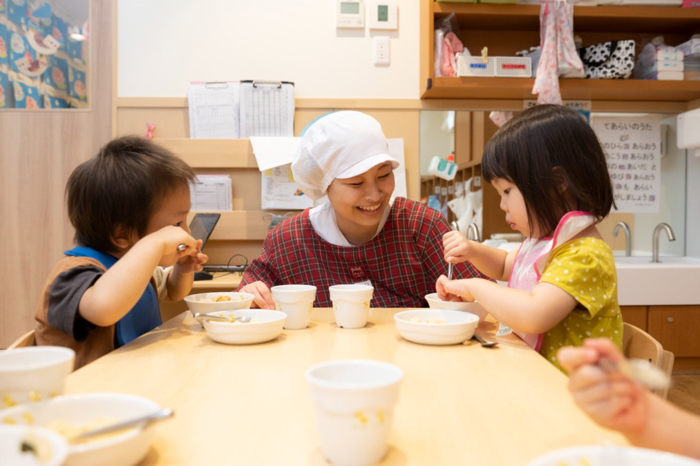 このえ豊玉北保育園（管理栄養士/栄養士の求人）の写真9枚目：ラウンドでこどもたちの食べ進みを確認。食事のマナーも伝えています。/給食/栄養士