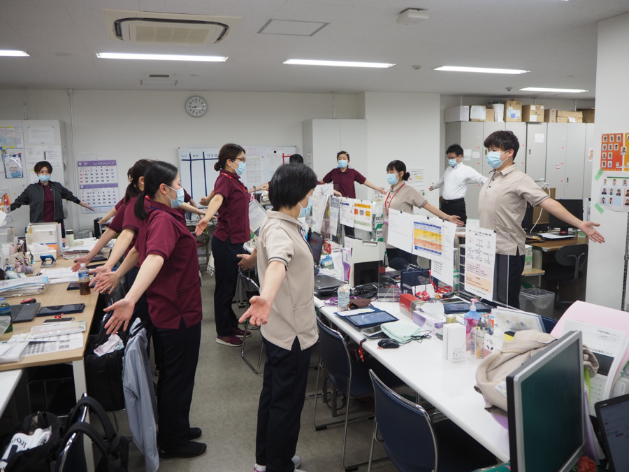 訪問看護ステーションおおみち（看護師/准看護師の求人）の写真5枚目：スタッフ全員でストレッチを行っています♪