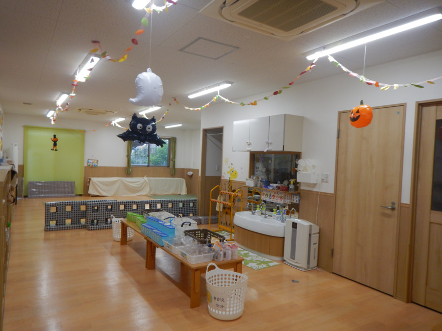 にこにこキッズ 北花田園（保育士の求人）の写真4枚目：保育室（ハロウィンバージョン）