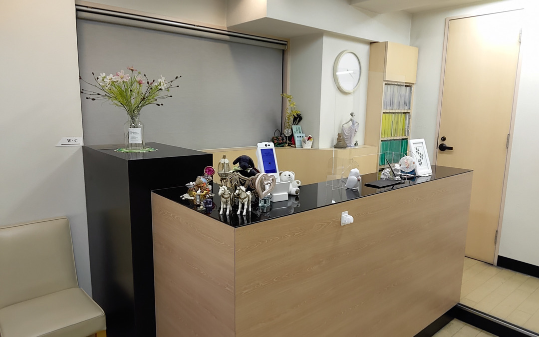 ササガワ・エースデンタルの写真7枚目：当医院の受付です。広々として、季節の飾り物を置いています