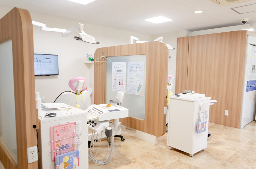 医療法人 中村歯科医院(歯科医師の求人)の写真4枚目:診療室は2階にあり、患者さんには階段または院内エレベータで上がっていただきます。