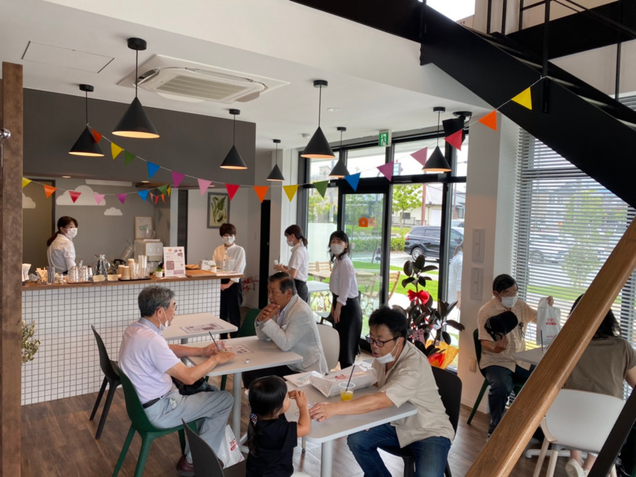 健やか薬局 中川店（薬剤師の求人）の写真4枚目：薬局併設のカフェは管理栄養士監修のメニューを提供。一次予防を進める拠点です。