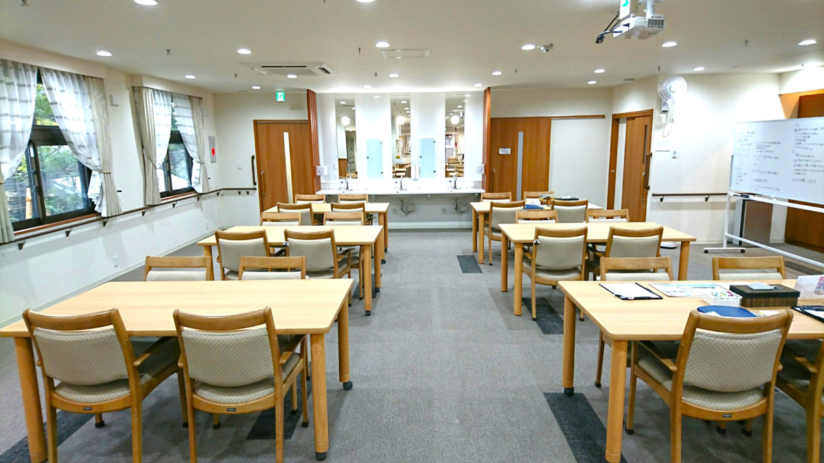 ミモザ江戸川鹿本デイサービスの写真2枚目：食堂兼機能訓練室です。施設内は掃除の行き届いた明るく清潔な空間となっております♪