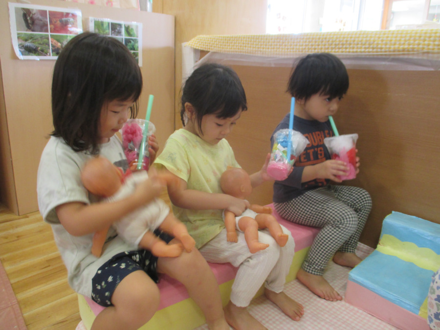 幼保連携型認定こども園 ニコニコ桜保育園（保育士の求人）の写真9枚目：工作した手作りジュースでティー・タイム
