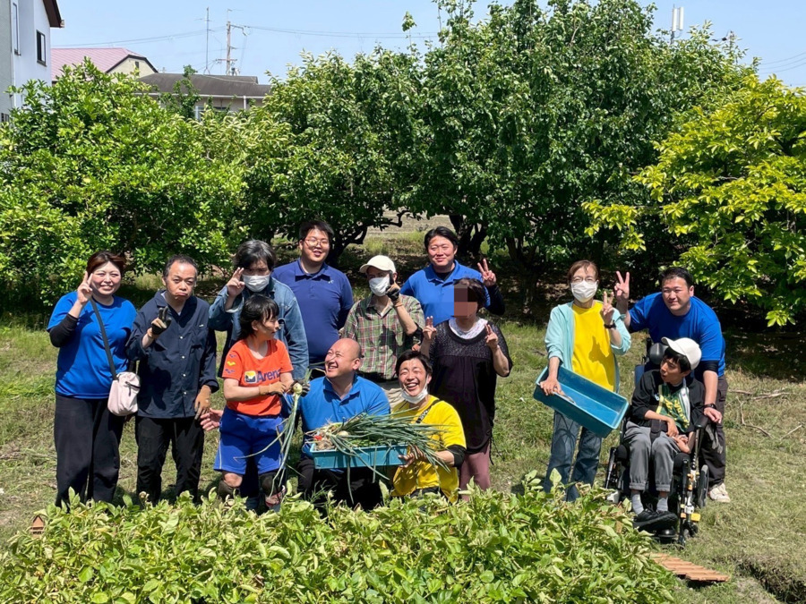 デイサービス　こより（生活支援員の求人）の写真3枚目：園芸療法をプログラムに入れみんなで畑作業🎵