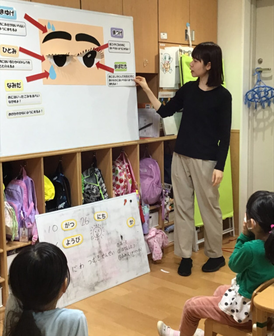 港区第二青南保育室(看護師/准看護師の求人)の写真2枚目:パネルを使って「おめめ」を知ろう!