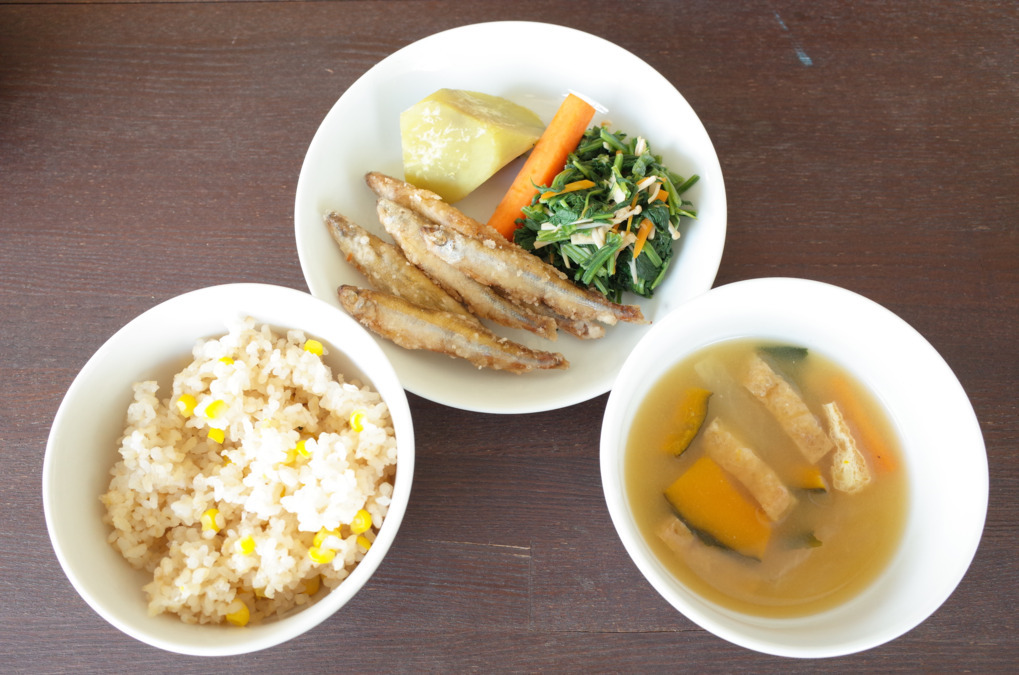 羽村しらうめ保育園（保育士の求人）の写真4枚目：和食中心の給食。国産無添加食材を使用しています。

