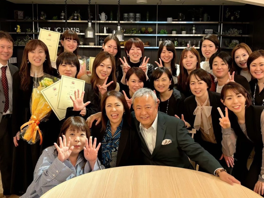 グラサボーテ 天王寺店（エステティシャン/セラピストの求人）の写真2枚目：年に2回の表彰式の写真です♪写真は一部のメンバーですが会社全体で祝福します！！