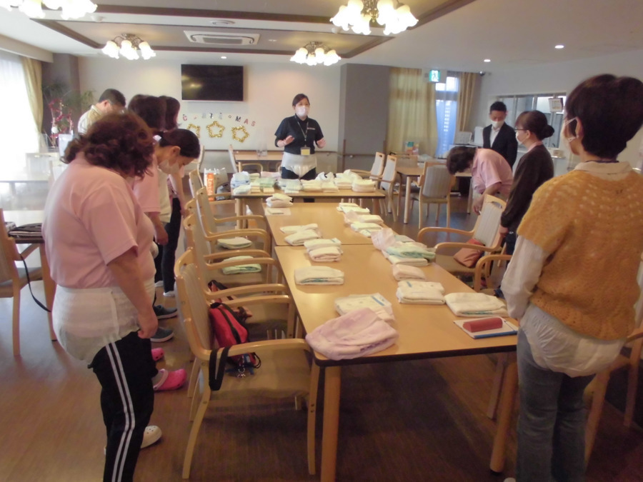 エニシエ川西加茂（ケアマネジャーの求人）の写真10枚目：研修会風景 入居者様に喜ばれるおむつの当て方の研修　早速実践！