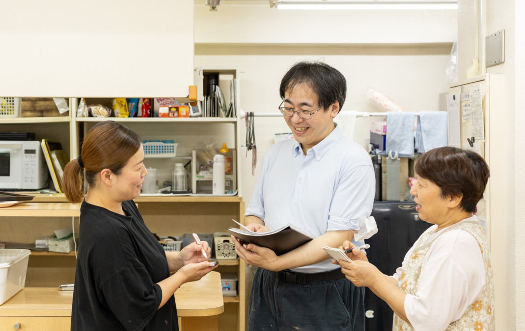 グループホーム ハートの家 弐番館の写真3枚目：職員は３０代～６０代。未経験の主婦からベテラン介護士まで、幅広い世代が活躍中！