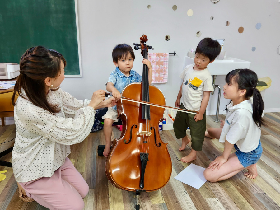 Tree Kids School（保育士の求人）の写真14枚目：本格的な楽器にふれる体験も子ども達の可能性を広げるきっかけになります