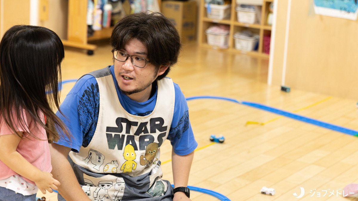 第六コスモ保育園(保育士の求人)の写真11枚目:目線を合わせて丁寧なコミュニケーションを行っています
