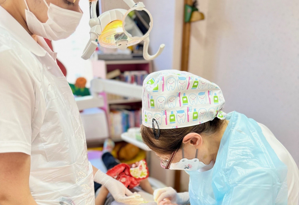 たんぽぽ小児歯科（歯科衛生士の求人）の写真7枚目：小児歯科の治療風景です