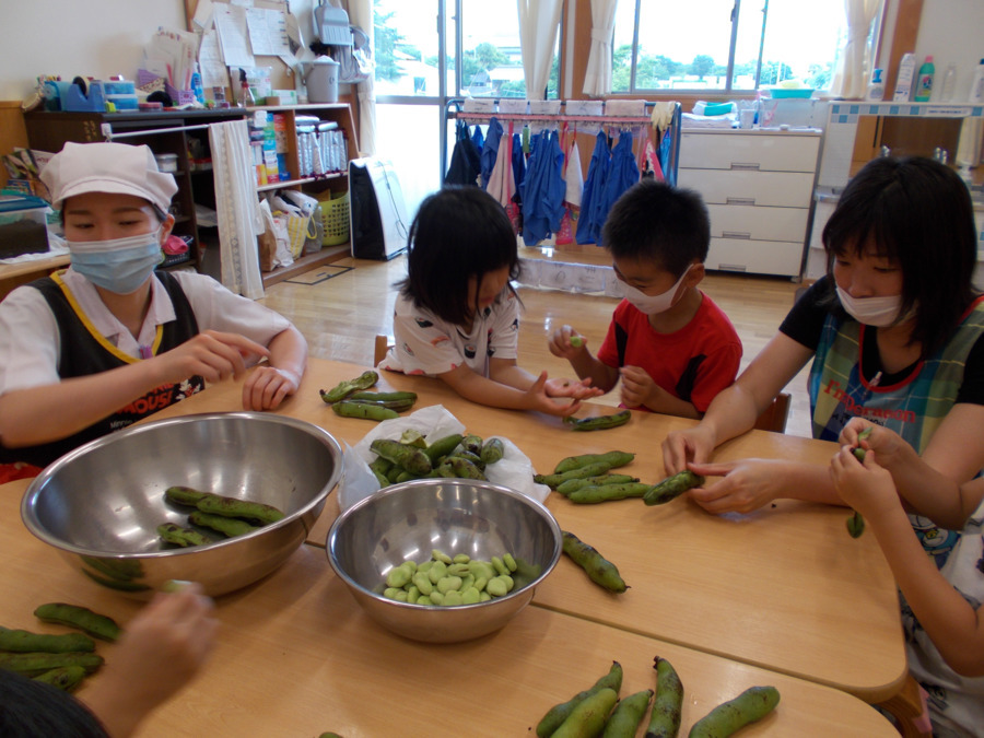 幼保連携型認定こども園 みどりの丘こども園（保育士の求人）の写真3枚目：食習慣の育成から心身の健康増進を図ります