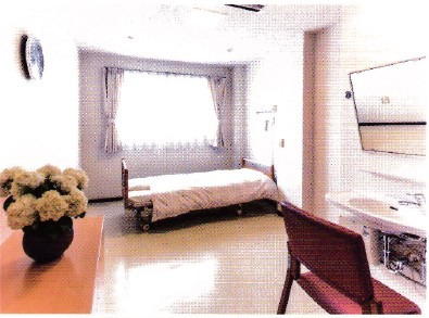 社会福祉法人翠生会　和光ホームの写真4枚目：和光ホーム　居室の様子。大きな窓で明るい室内です。