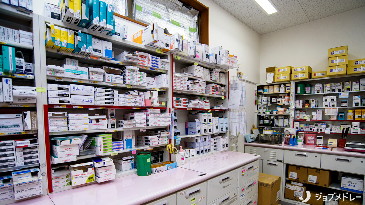 ふれあい薬局・コープもりやま前(薬剤師の求人)の写真11枚目:薬剤が並ぶ調剤室です