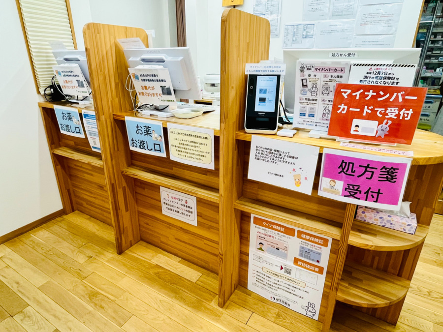 ゆうかり調剤薬局（薬剤師の求人）の写真6枚目：受付・投薬スペース