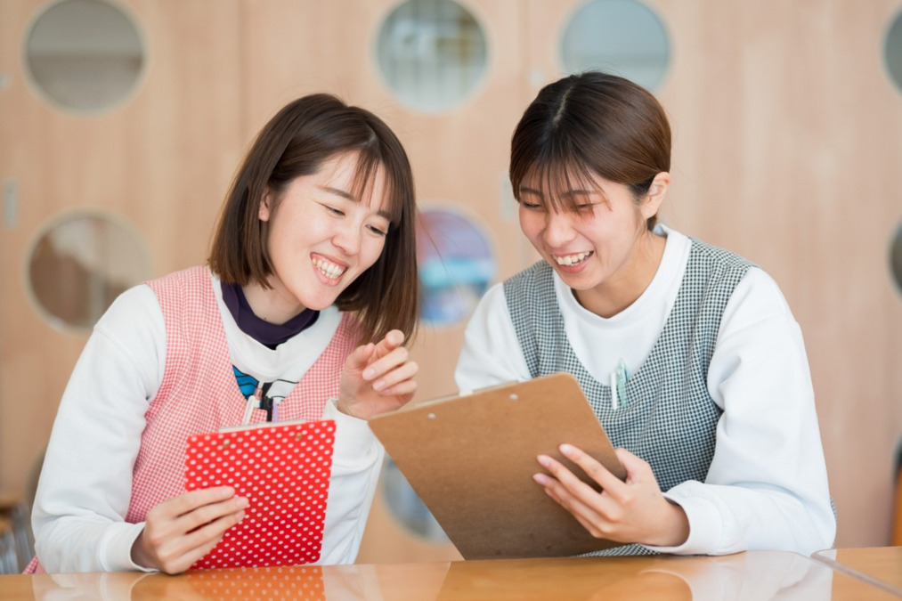 桂幼稚園（幼稚園教諭の求人）の写真4枚目：仕事中も会話がはずみます。