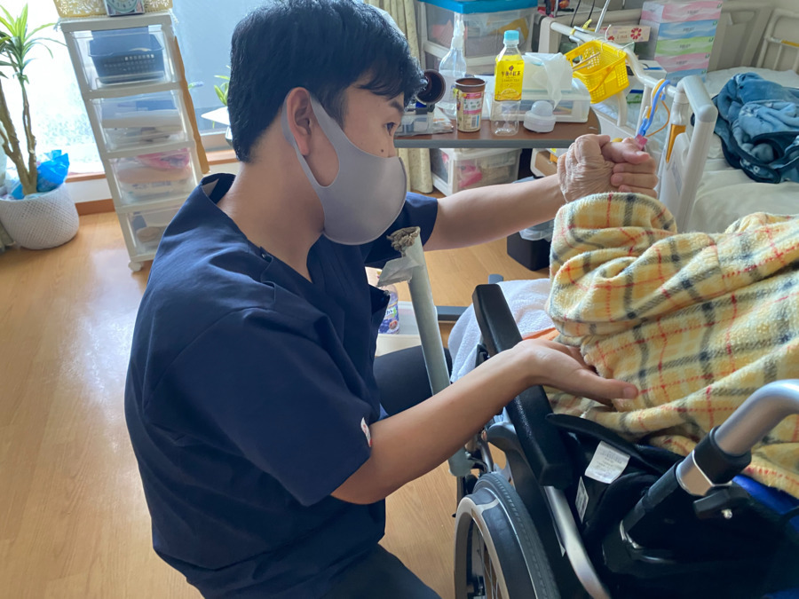 西明石鍼灸院の写真3枚目：腕の拘縮に対して、リハビリを行っています。