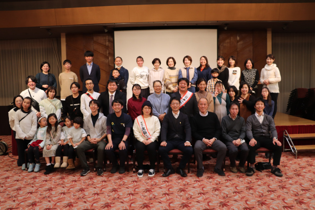 目標志向型デイ リハビリテーションOne　清新（介護タクシー/ドライバーの求人）の写真2枚目：10周年パーティーの写真です。風通しの良い会社作りを目指しています。