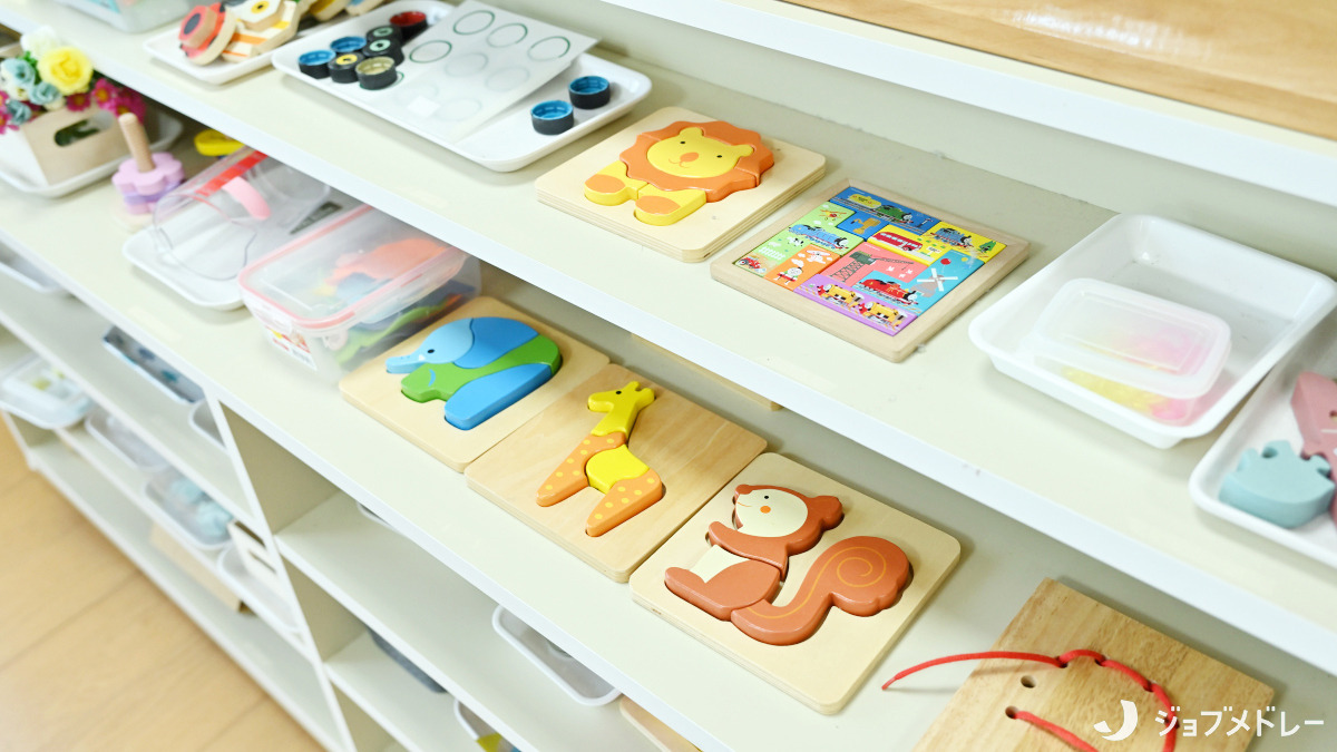 ふちしらコスモ保育園（保育士の求人）の写真8枚目：色とりどりの知育玩具が並びます＊