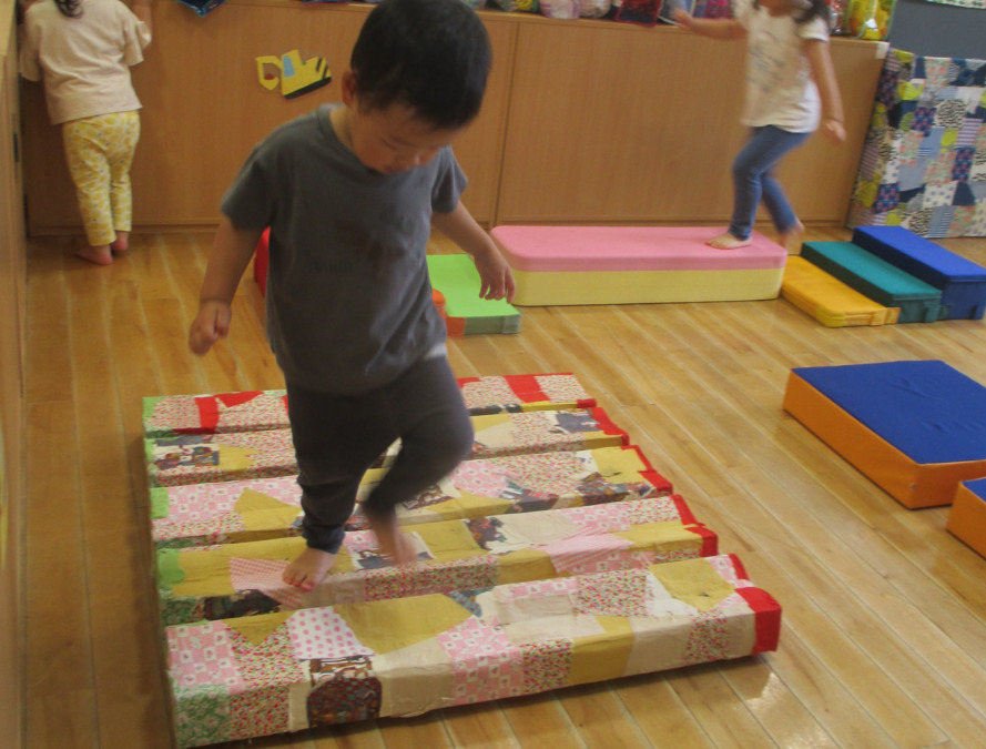 幼保連携型認定こども園 ニコニコ桜保育園（保育士の求人）の写真16枚目：凸凹サーキット、うまく渡って