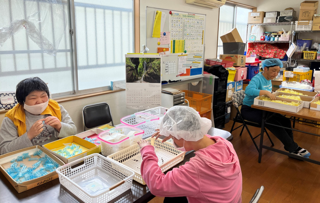 障害者の生活・作業施設　ひまわりの家（生活支援員の求人）の写真4枚目：内職をしています