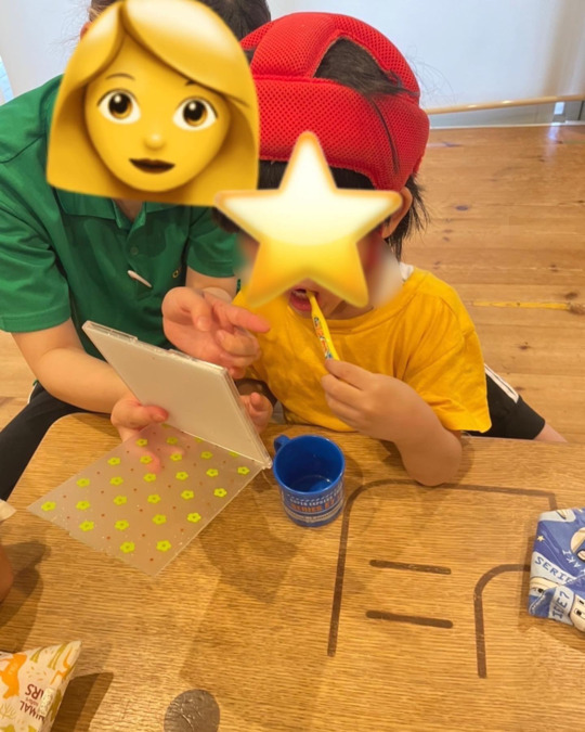 児童発達支援事業所　chouchou小泉の写真4枚目：【歯磨き集会】鏡を見ながら自分で磨く姿や、汚れを取ったりと楽しく学べる時間です