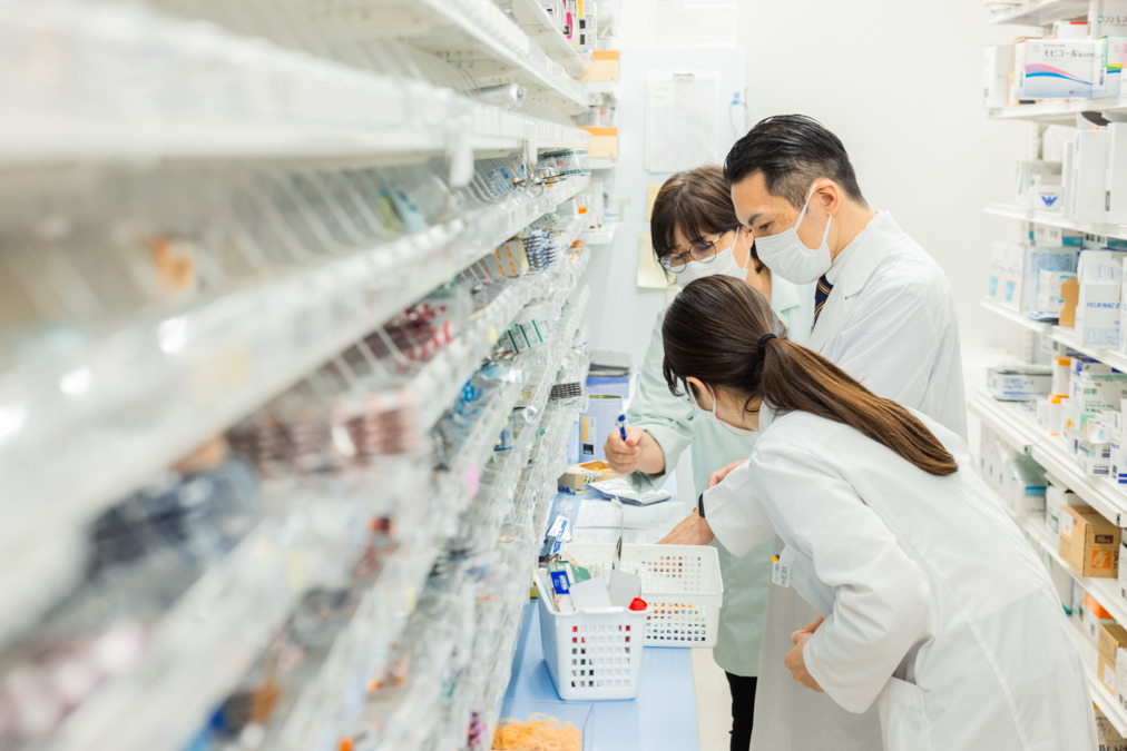 ユニカム醍醐薬局（調剤事務の求人）の写真7枚目：スタッフ同士でフォローし合う、あたたかな雰囲気です＊