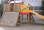 ずいよう幼稚園の写真2枚目:木の香りがする遊具でのびのびと遊べます