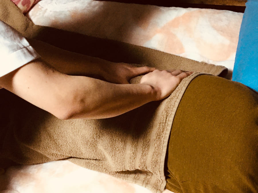 訪問鍼灸マッサージ さくら治療院(あん摩マッサージ指圧師の求人)の写真2枚目:腰の痛みにうつ伏せや横向きでマッサージを行います。痛みの緩和や気持ちいいと評判